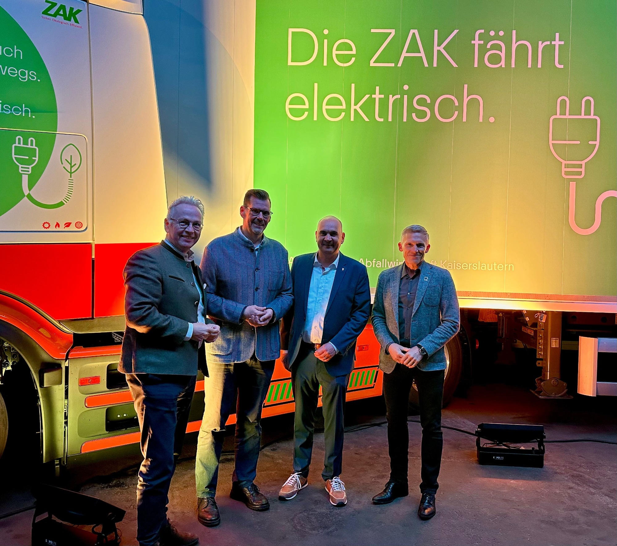 Präsentation des Elektro-LKWs mit ZAK-Vorstand Jan Deubig, Landrat des Landkreises Kaiserslautern Ralf Leßmeister, Landrat des Donnersbergkreis Rainer Guth und Bürgermeister der Stadt Kaiserslautern Manfred Schulz